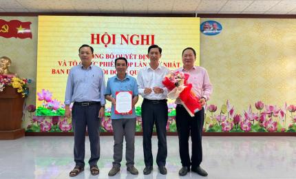 Ông Trần Thanh Điền, Chủ tịch Ủy ban nhân dân xã trao quyết định cho các thành viên