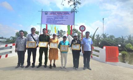 Ông Nguyễn Văn Phương, Phó Chủ tịch UBND xã và Ông Lương Văn Năm, Chủ tịch Ủy ban Mặt trận Tổ quốc Việt Nam xã trao Thư cảm ơn cho nhà tài trợ cầu